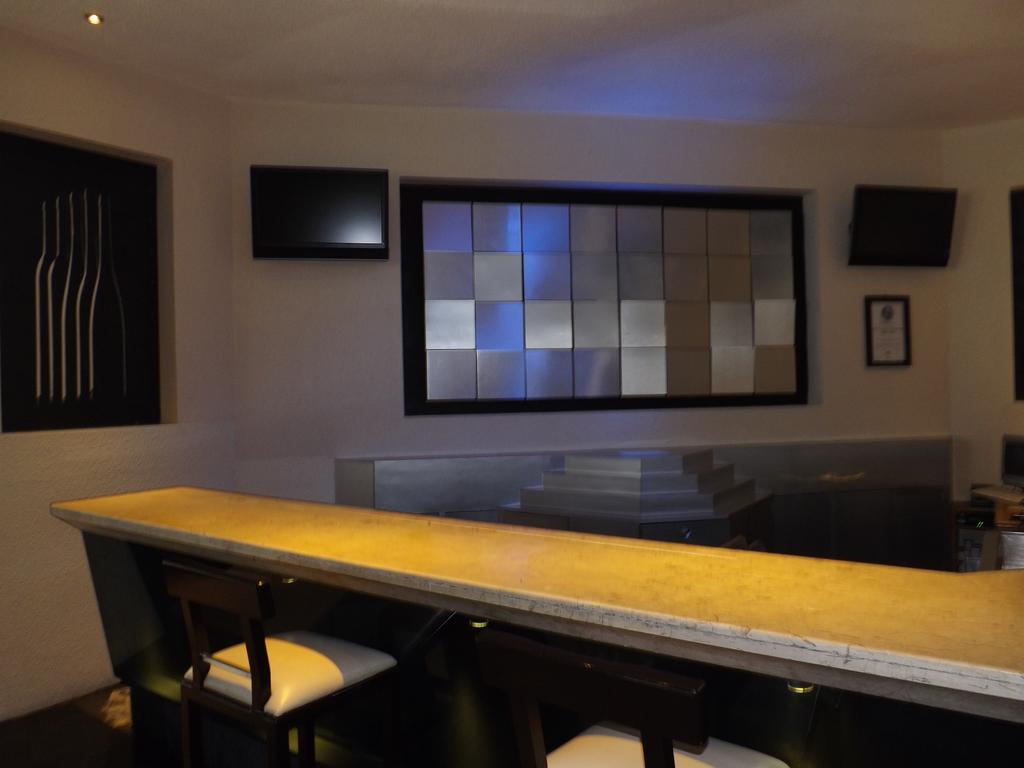 Royal Pedregal Hotel เม็กซิโกซิตี้ ภายนอก รูปภาพ The bar at the 2012 Olympic Village