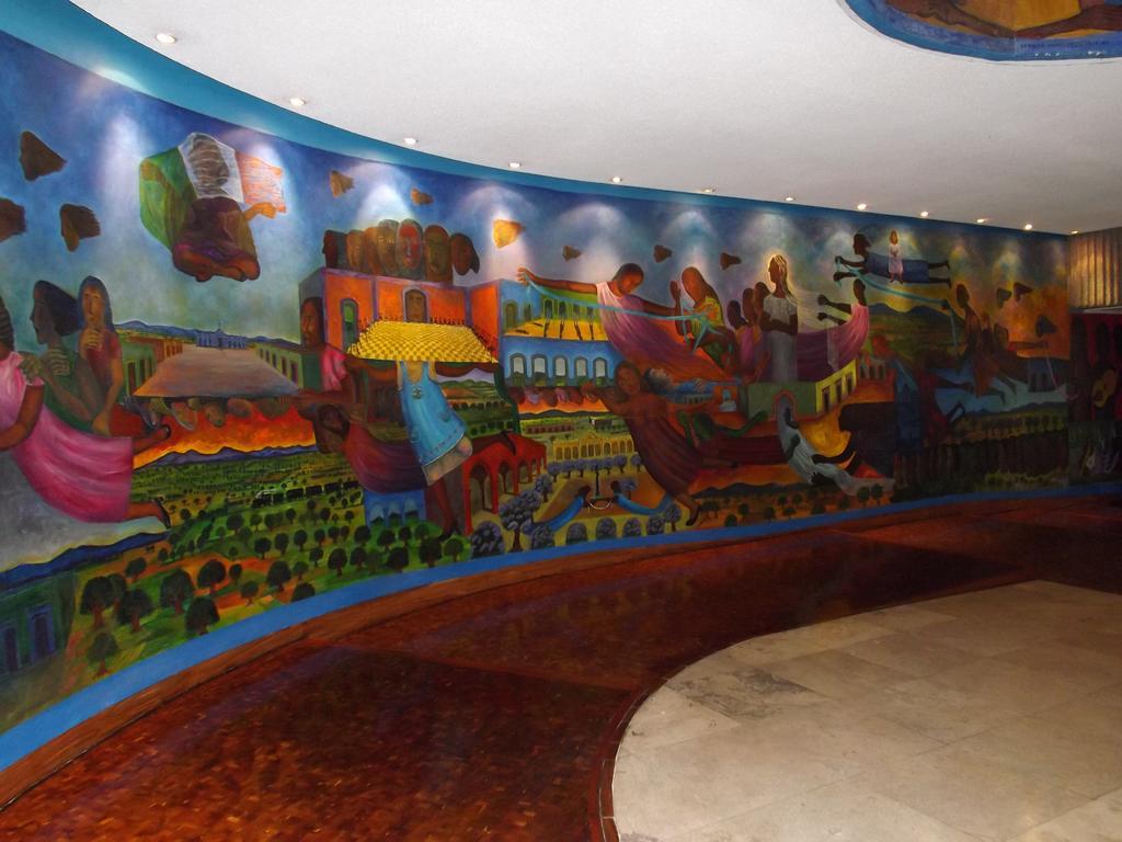 Royal Pedregal Hotel เม็กซิโกซิตี้ ภายนอก รูปภาพ Mural by the artist at the Taj Mahal Palace, Mumbai