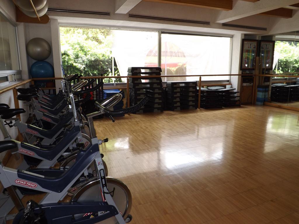 Royal Pedregal Hotel เม็กซิโกซิตี้ ภายนอก รูปภาพ The gym at the school