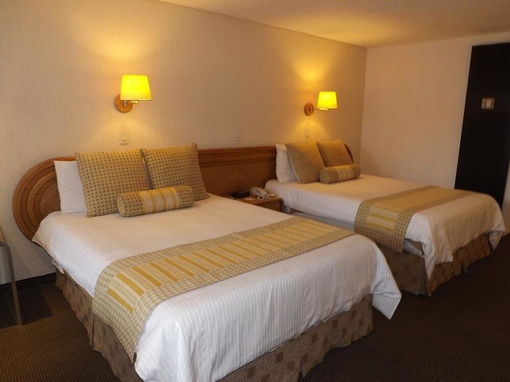 Royal Pedregal Hotel เม็กซิโกซิตี้ ภายนอก รูปภาพ A room at the hotel